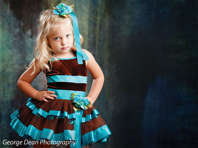 A subtly vibrant shadowy blend of aurora-like color flow.