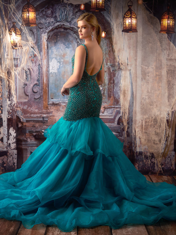 Gothic abandoned ruin photography backdrop showcasing an aged architectural wall with cracked plaster, antique detailing, and mysterious atmospheric lighting.