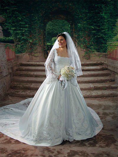A European-style garden photography backdrop with elegant stone steps, a rustic archway, and vibrant green ivy for a timeless atmosphere.